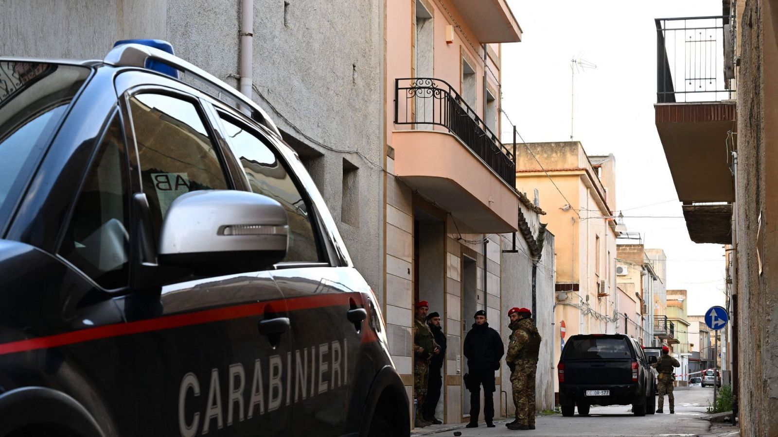 Objetos hallados en un escondite de matteo messina