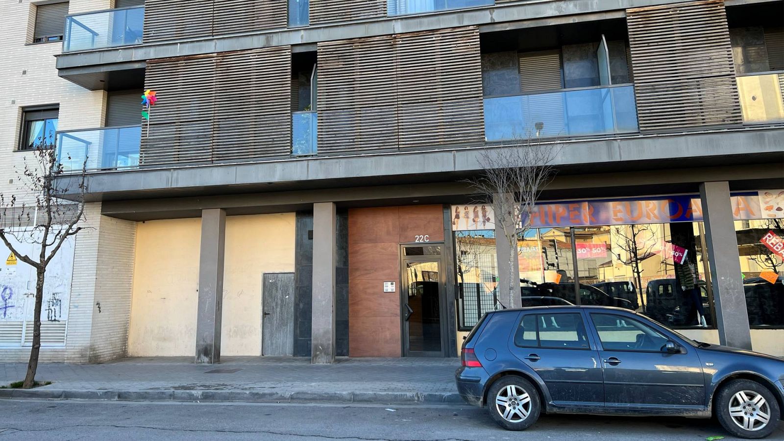 Portal de l'immoble del carrer Noguera Pallaresa on va aparèxier morta la dona