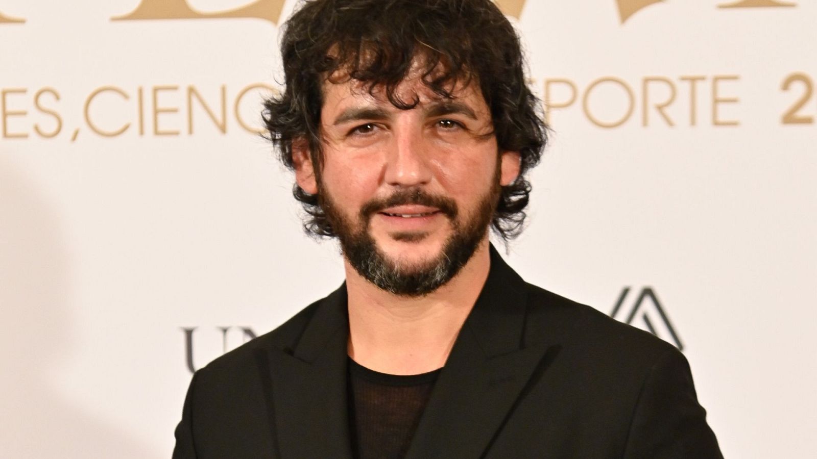 Fran Perea, roto de dolor, lamenta la muerte de su padre en las redes sociales