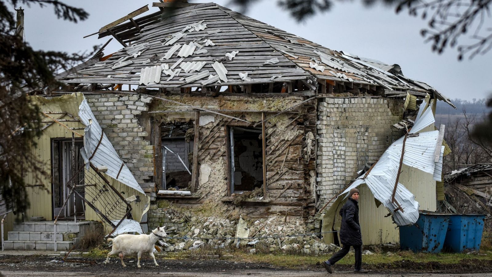 Una mujer camina por Shandryholove, en la región de Donetsk