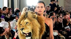 El león de Irina Shayk salta de la pasarela a las redes, ¿qué es y quién lo ha hecho?