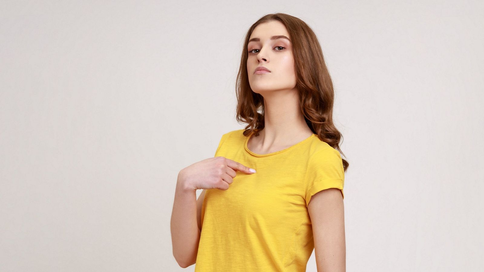 Chica señalándose a sí mimsa con aires de superioridad