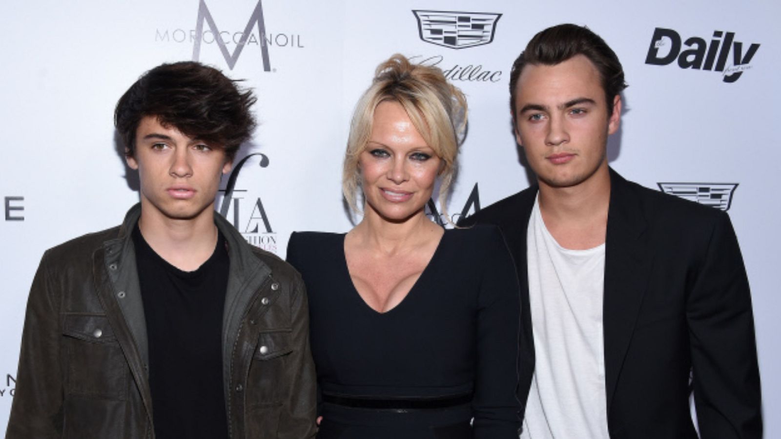 Pamela Anderson junto a sus dos hijos, Dylan y Brandon