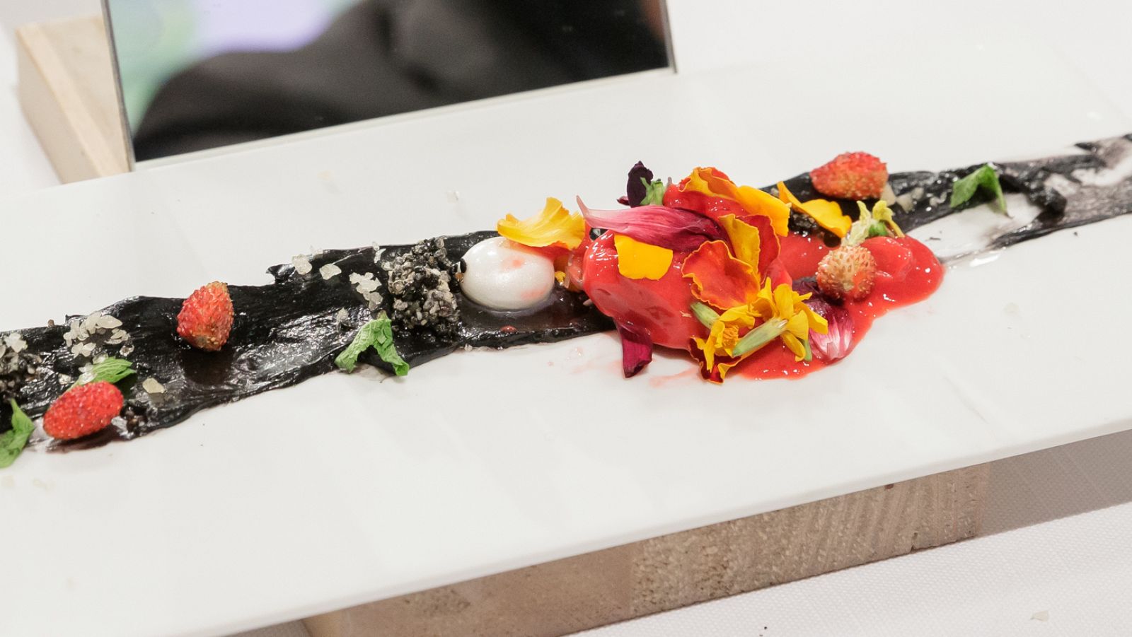 Receta de cremoso de chocolate con helado de frambuesa y esférico de yogurt