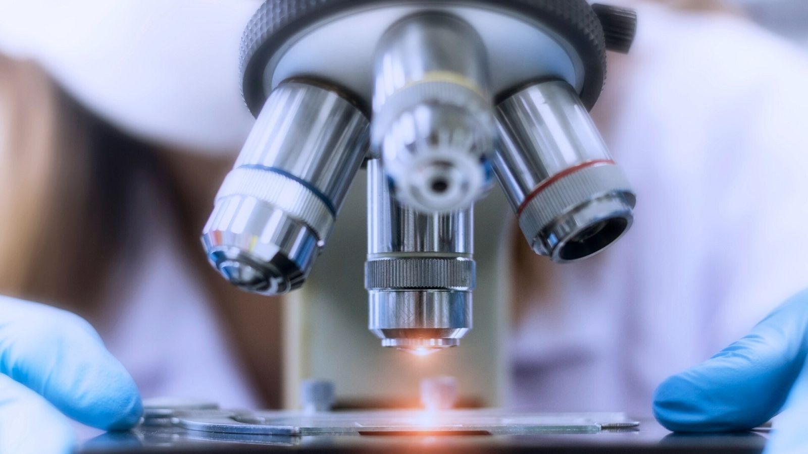 Imagen de un microscopio en el laboratorio