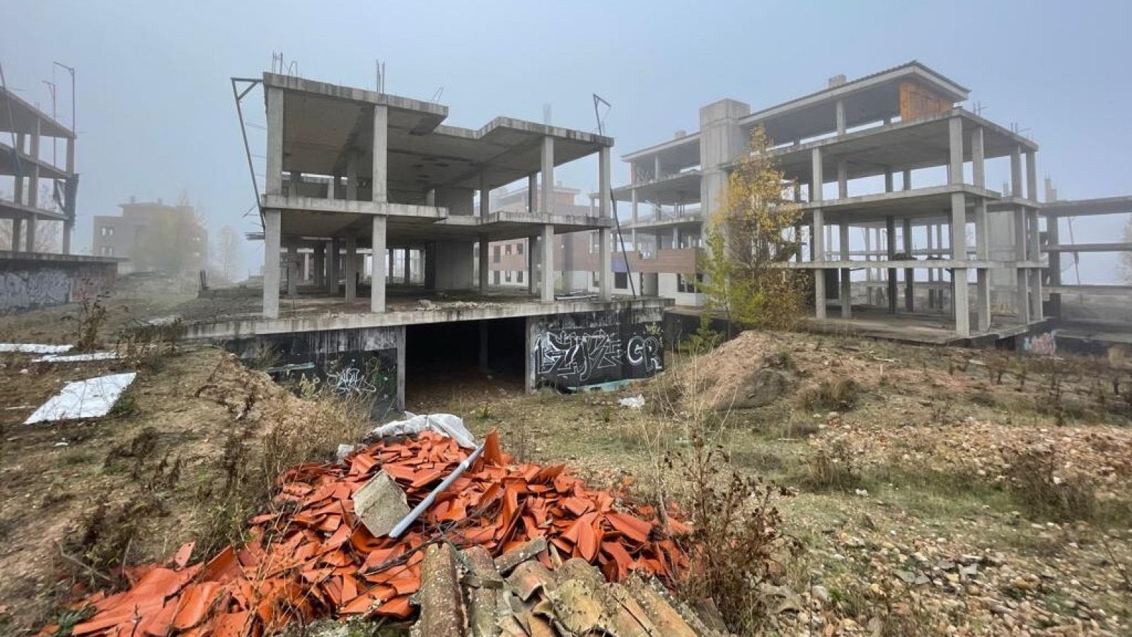 Los escombros se acumulan en la urbanizacion fantasma de Buniel (Burgos)