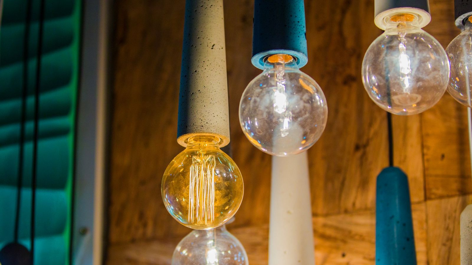 La luz baja un 32,9% este viernes, hasta 44,86 euros/MWh