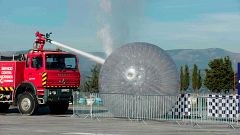 Impulsamos una bola hinchable gigante con Raúl Gómez dentro, por un cañón de agua de un camión de bomberos
