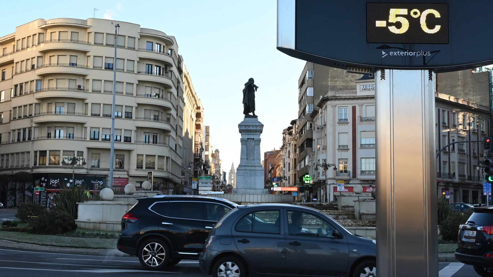 Un termómetro muestra temperaturas bajo cero en la plaza de Guzmán de León