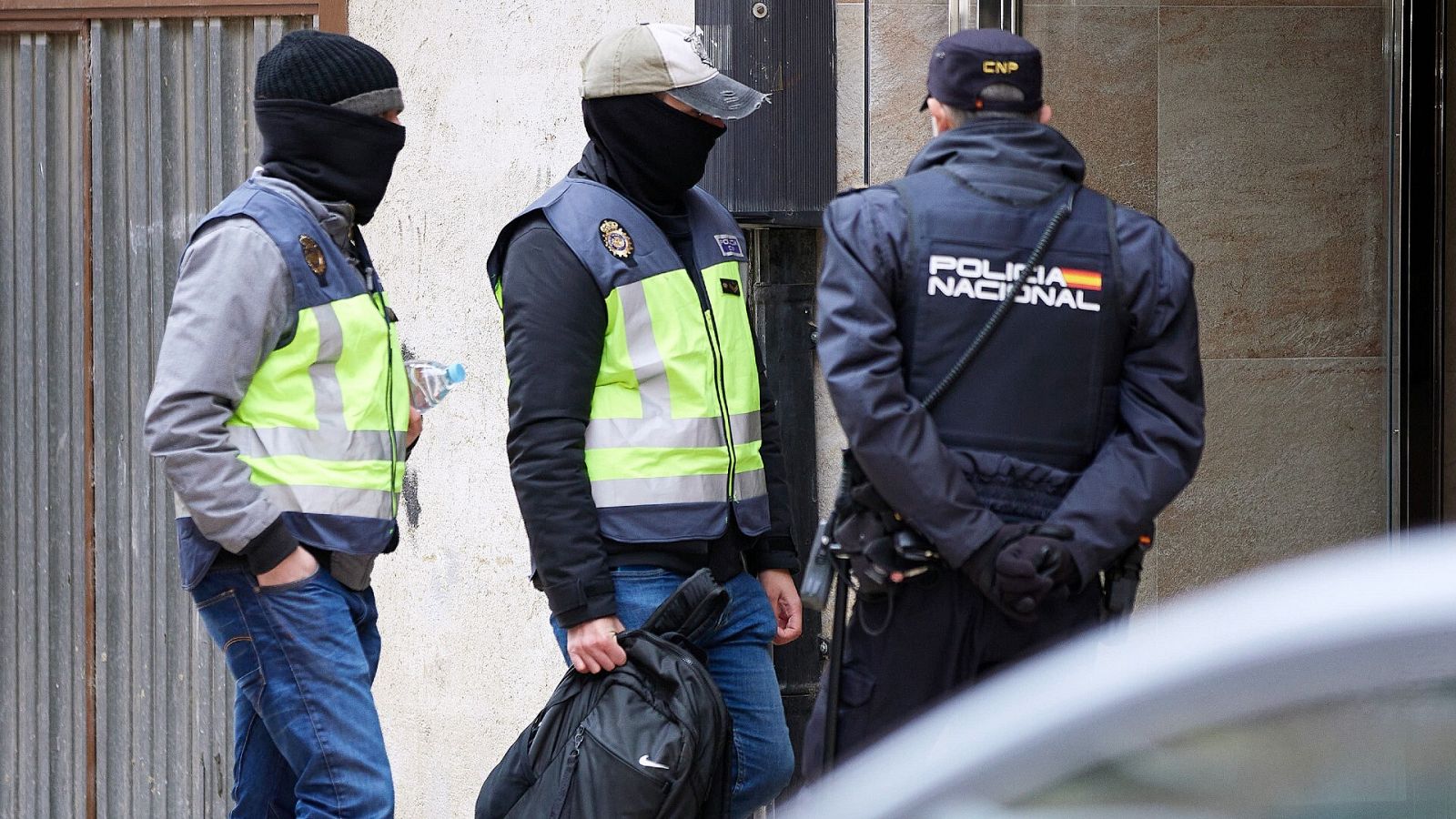 Agentes de la Policía Nacional durante un registro