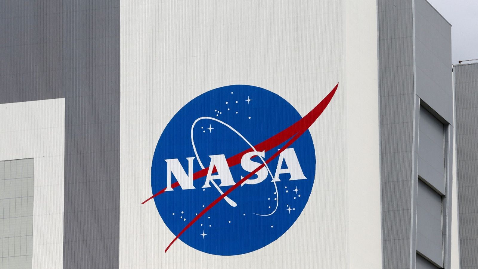 Una imagen de archivo del logotipo de la NASA en el Centro Espacial Kennedy en Cabo Cañaveral, Florida (Estados Unidos).