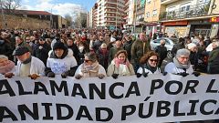 Una marea blanca de 11.000 personas marcha en Salamanca por la sanidad pública