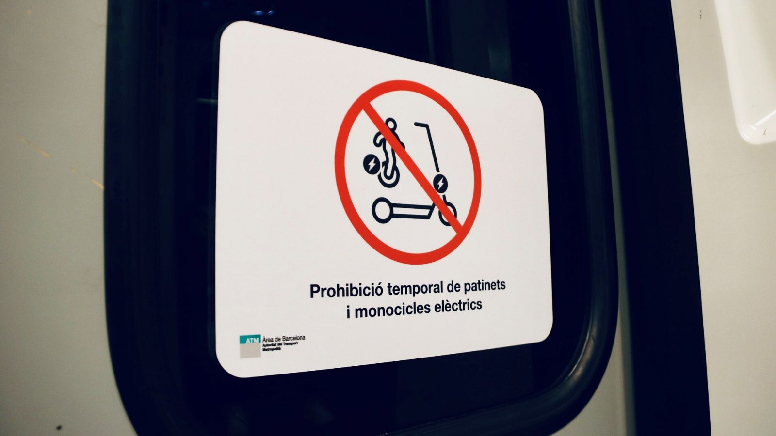 Cartell anunciant la prohibició a la porta d'un vagó dels Ferrocarrils de la Generalitat