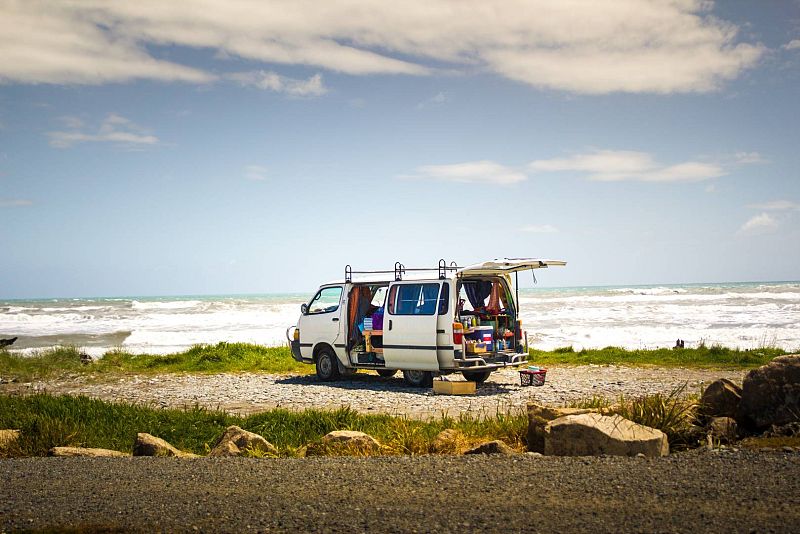 Dormir en una caravana por no poder pagar el alquiler: "No nos queda otra, tenemos que vivir así"