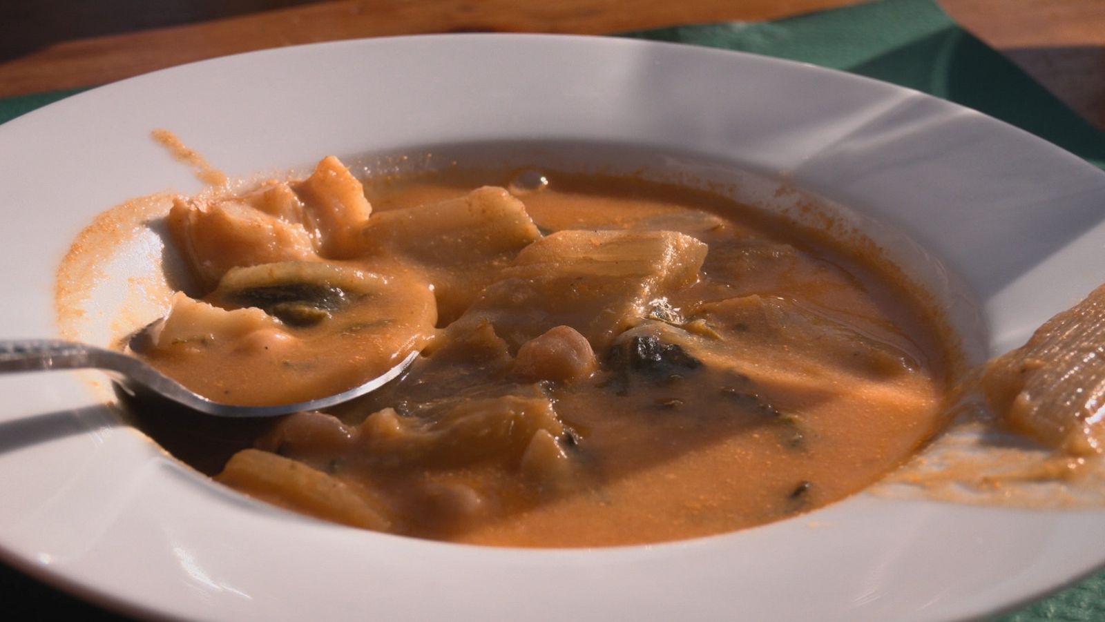 Receta de potaje gitano con garbanzos, bacalao y espinacas