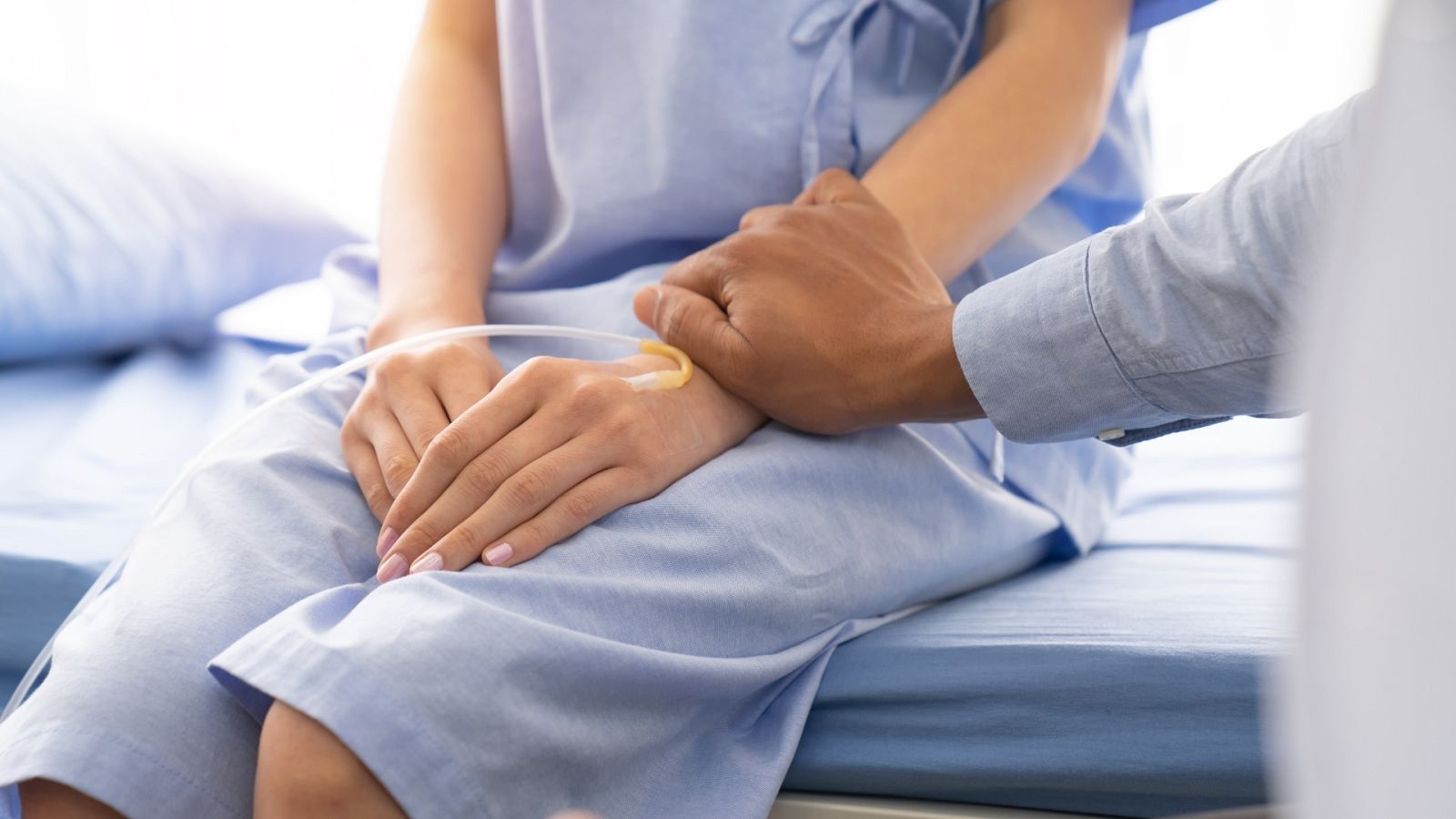 Un paciente es atendido por un sanitario