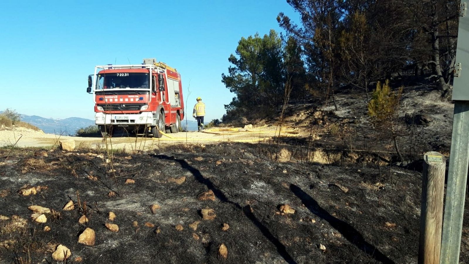 Un camió de Bombers en una zona cremada per l'incendi al Coll de l'Alba, a Tortosa