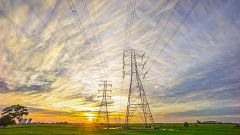 El precio de la luz se dispara un 76% este lunes hasta 132,07 euros/MWh