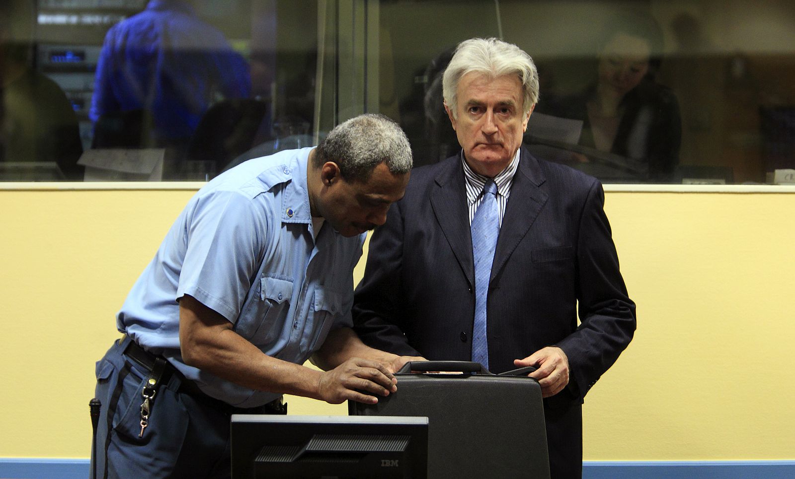Karadzic junto a un guardia en el Tribunal de la Haya