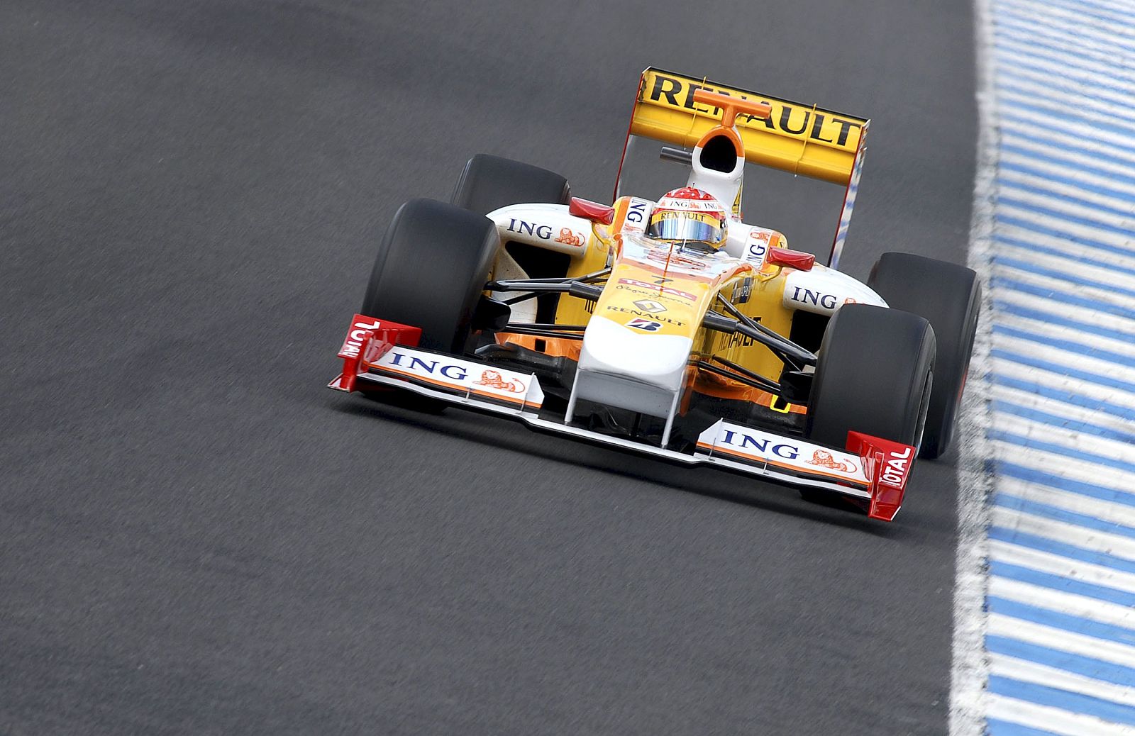 Fernando Alonso, con el R29 en el circuito de Jerez