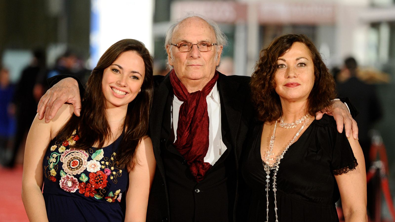Carlos Saura junto a su hija Anna y su esposa Eulalia