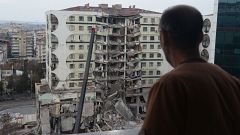 Voluntarios españoles se movilizan para ayudar tras el terremoto: "Lo más importante es localizar personas con vida"