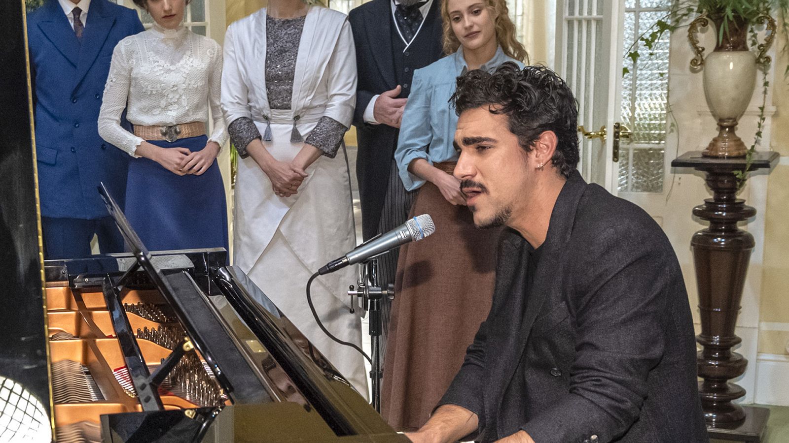 Gonzalo Hermida, cantó este tema en la presentación de la serie