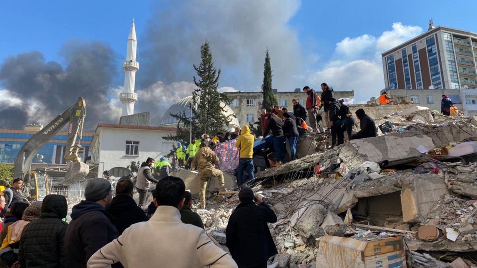 Un grupo de personas trabaja en las tareas de desescombro