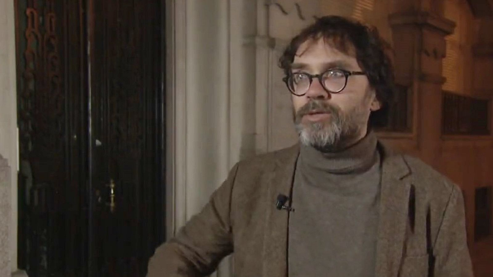 Elías León Siminiani, en el portal madrileño protagonista de su corto 'Arquitectura emocional 1959'