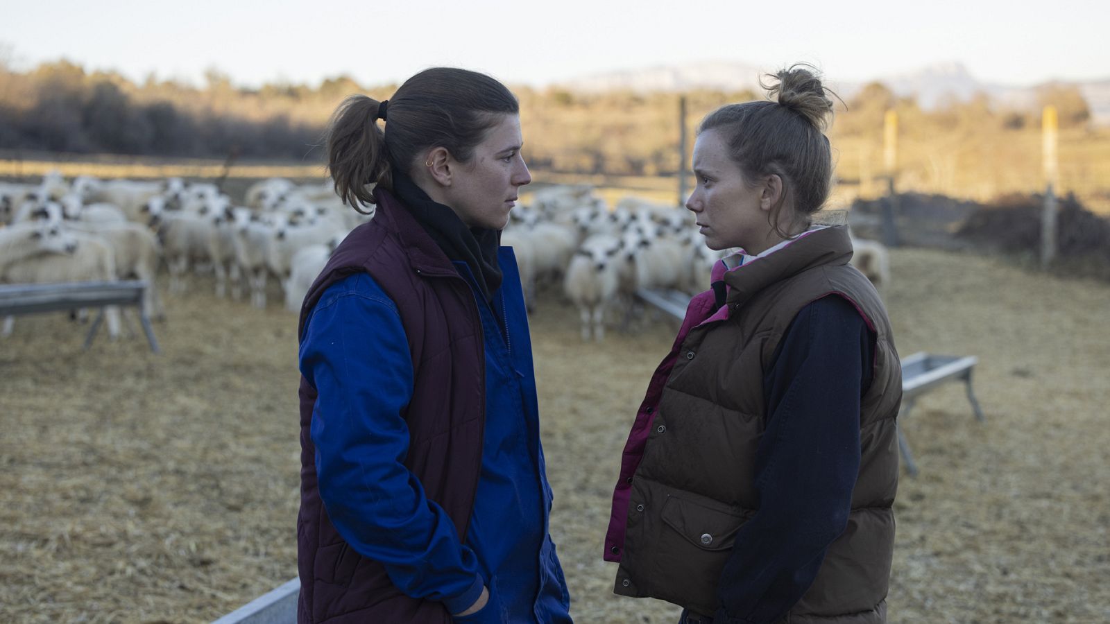 Ángela Cervantes y Laia Manzanares, rodando en los Pirineos