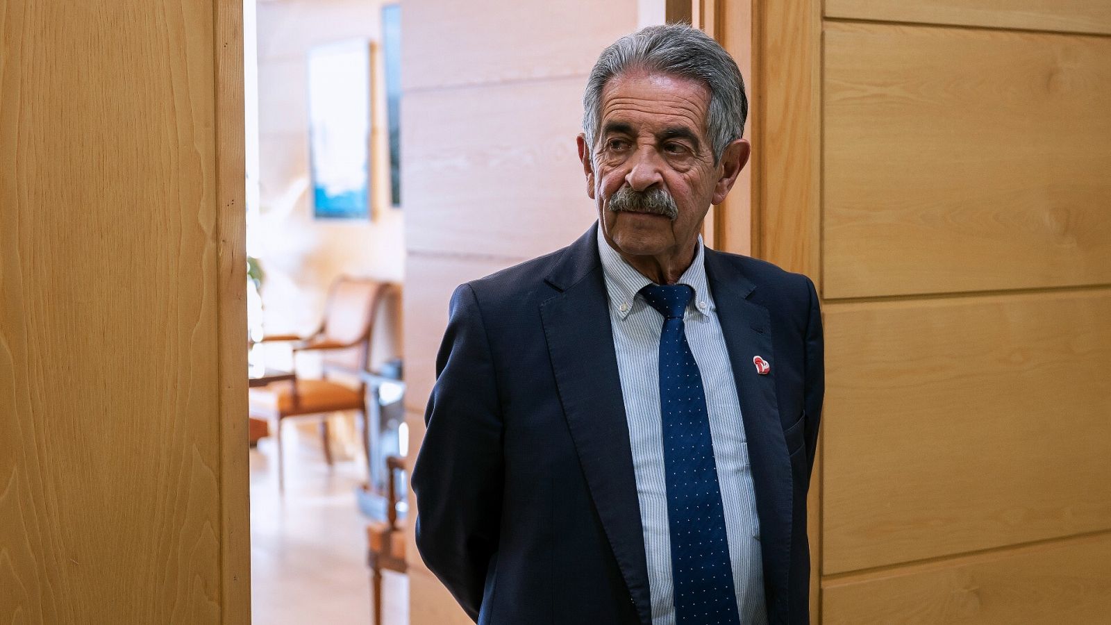 Revilla exige que rueden "cabezas de ms nivel que la de dos parvulillos" por el error en los trenes de Cantabria y Asturias
