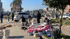 El miedo a las réplicas lleva a los supervivientes a dormir en la calle: "Tenía la mitad de mi cuerpo entre escombros"
