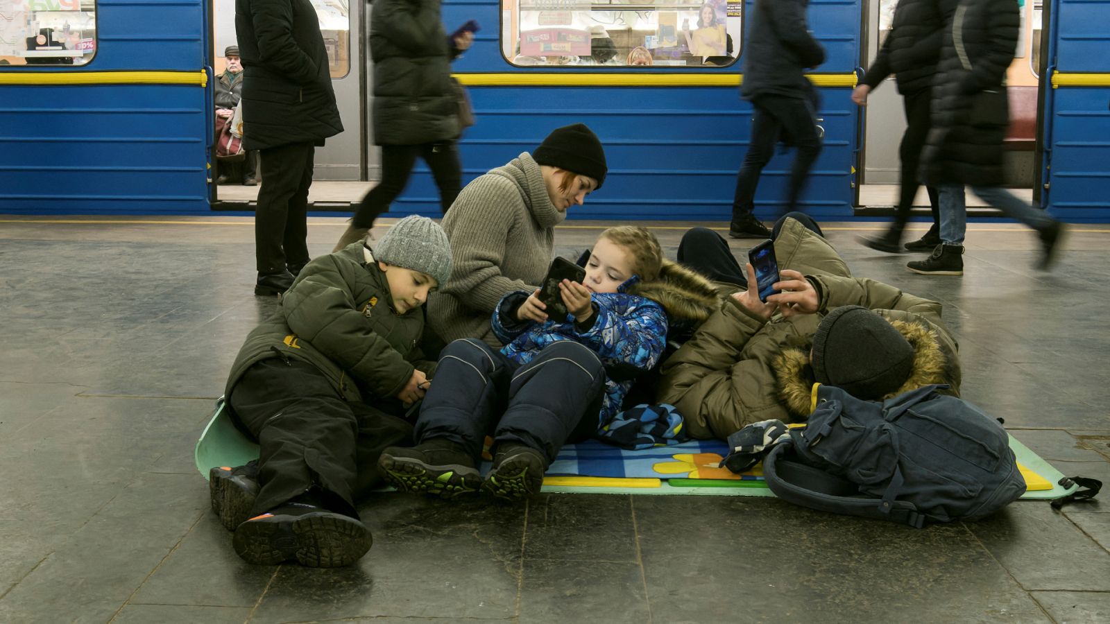Ciudadanos se refugian en el metro de Kiev después de una nueva oleada de ataques rusos