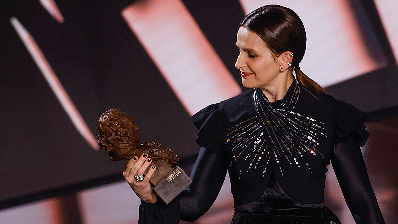 Juliette Binoche rinde homenajea a Carlos Saura al recibir el Goya Internacional: "Conmovió a todo el mundo"