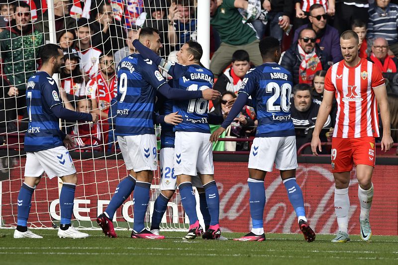 El Betis sobrevive a la locura de Almería gracias a un Canales estelar