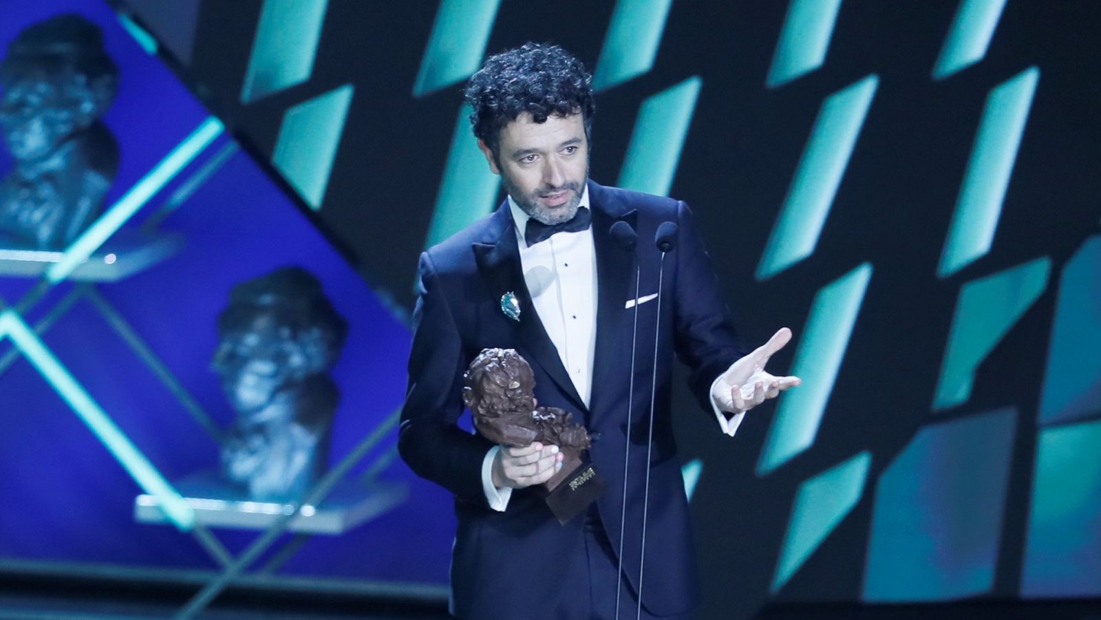 Rodrigo Sorogoyen recollint un dels 9 premis Goya que ha aconseguit 'As bestas'