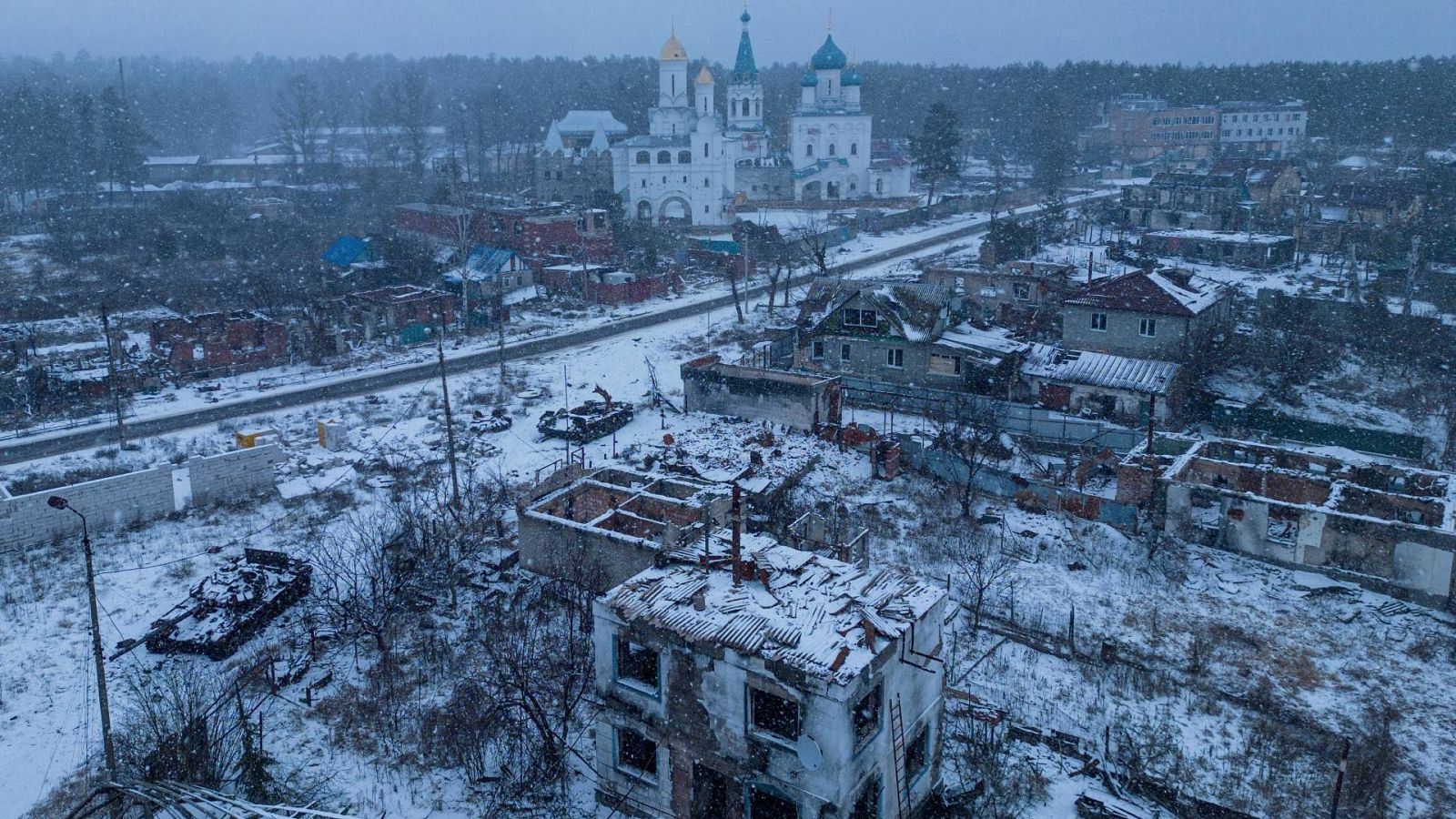 Tanques rusos destruidos en la ciudad ucraniana de Sviatohirsk
