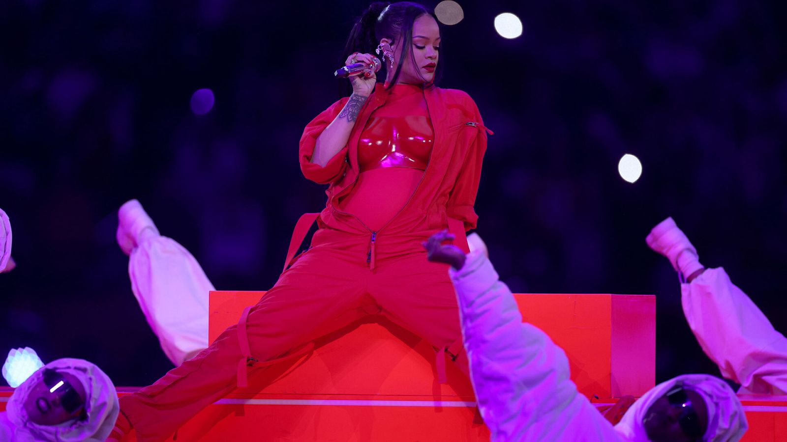 Rihanna luce embarazo en su regreso a los escenarios en la Super Bowl