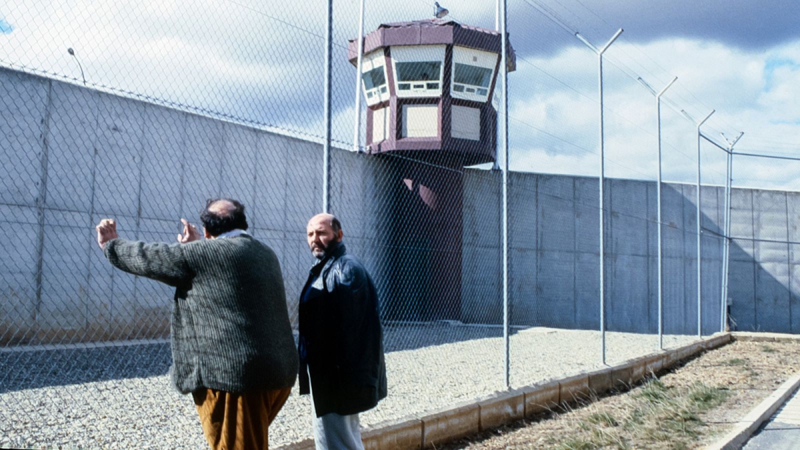 Álvaro de Luna dentro de la cárcel de Logroño en una escena de la serie 'Régimen abierto'