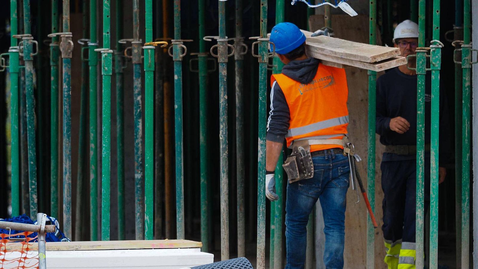 Trabajadores de la construcción durante su jornada laboral en Valladolid