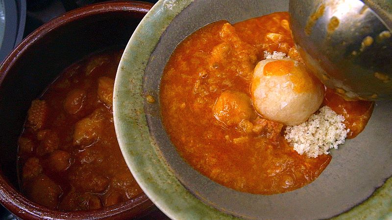 Receta de sopa castellana con castañas y yema crujiente de Aizpea Oihaneder 