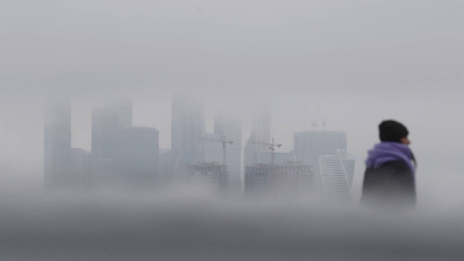 Distrito financiero de Moscú en la niebla