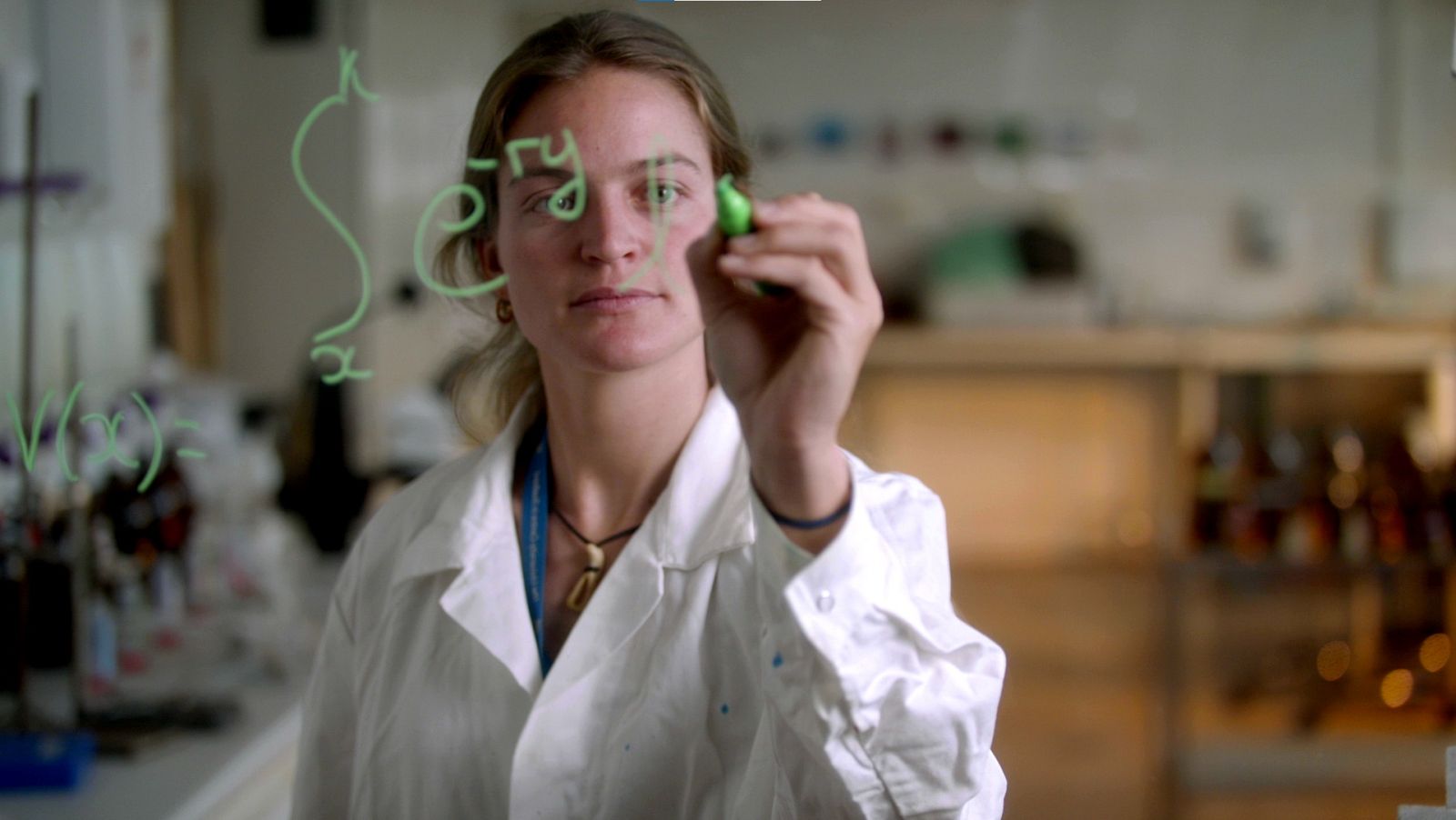 Mujer formula sobre cristal