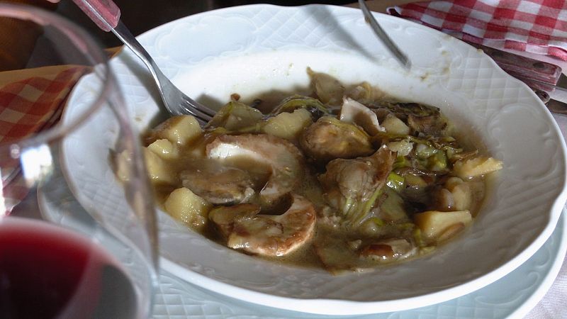 Receta de guiso de vigilia, con alcachofas, huevo y patata. ¡Plato estrella para los vegetarianos! 