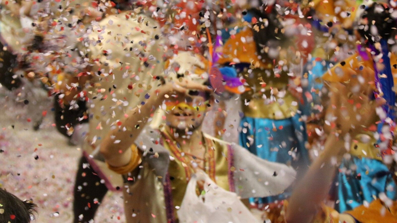 Confeti i serpentines al Carnaval de Sitges