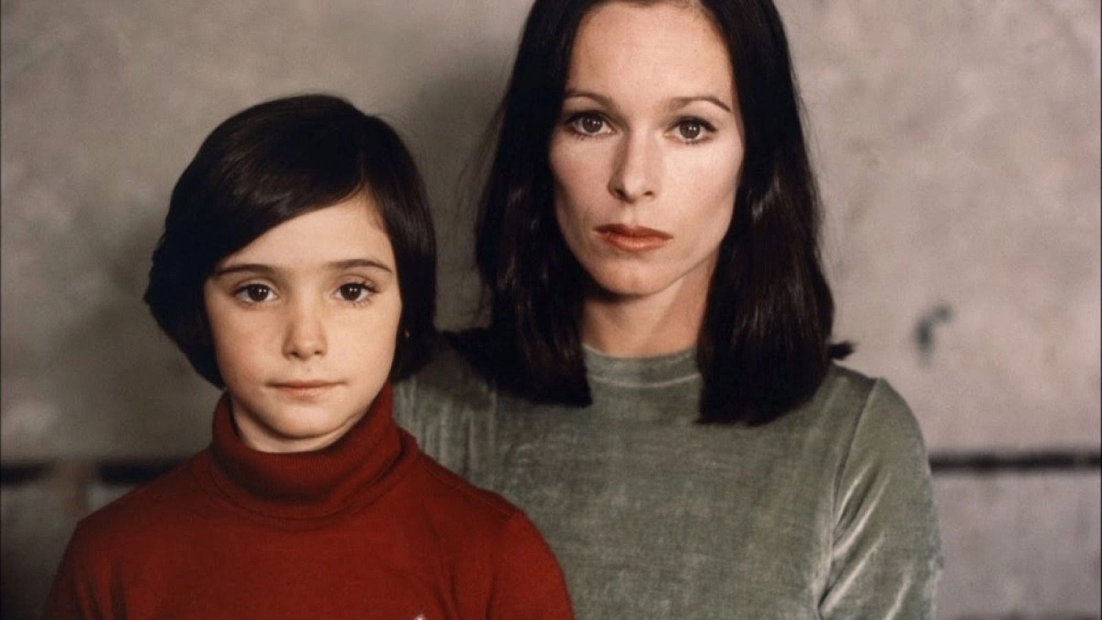 Ana Torrent y Geraldine Chaplin en 'Cría cuervos'.