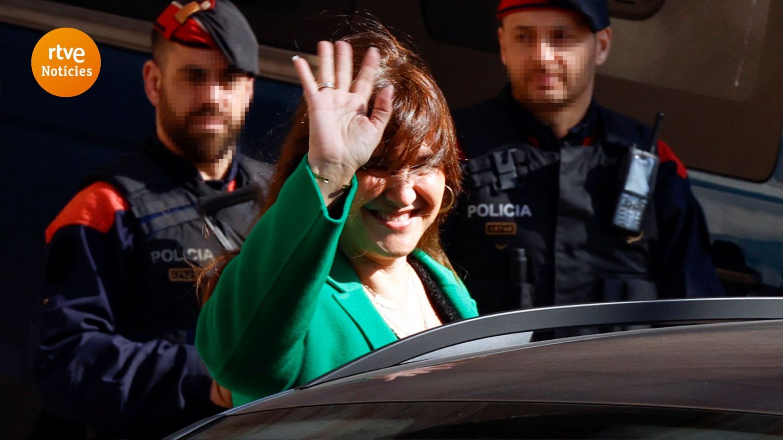 Laura Borràs saluda els concentrats davant del TSJC