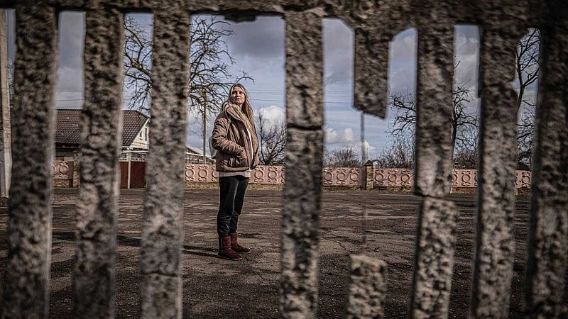 El regreso de Anna a la tumba de su padre un año después: "Tuvimos que huir dejando atrás a familiares vivos y muertos"