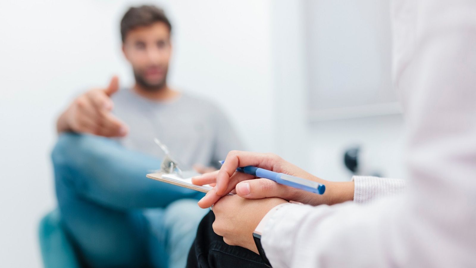 Un joven en una consulta psicológica