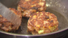 Receta de hamburguesa de frutos secos, tomate deshidratado y queso de Sergio Fernández